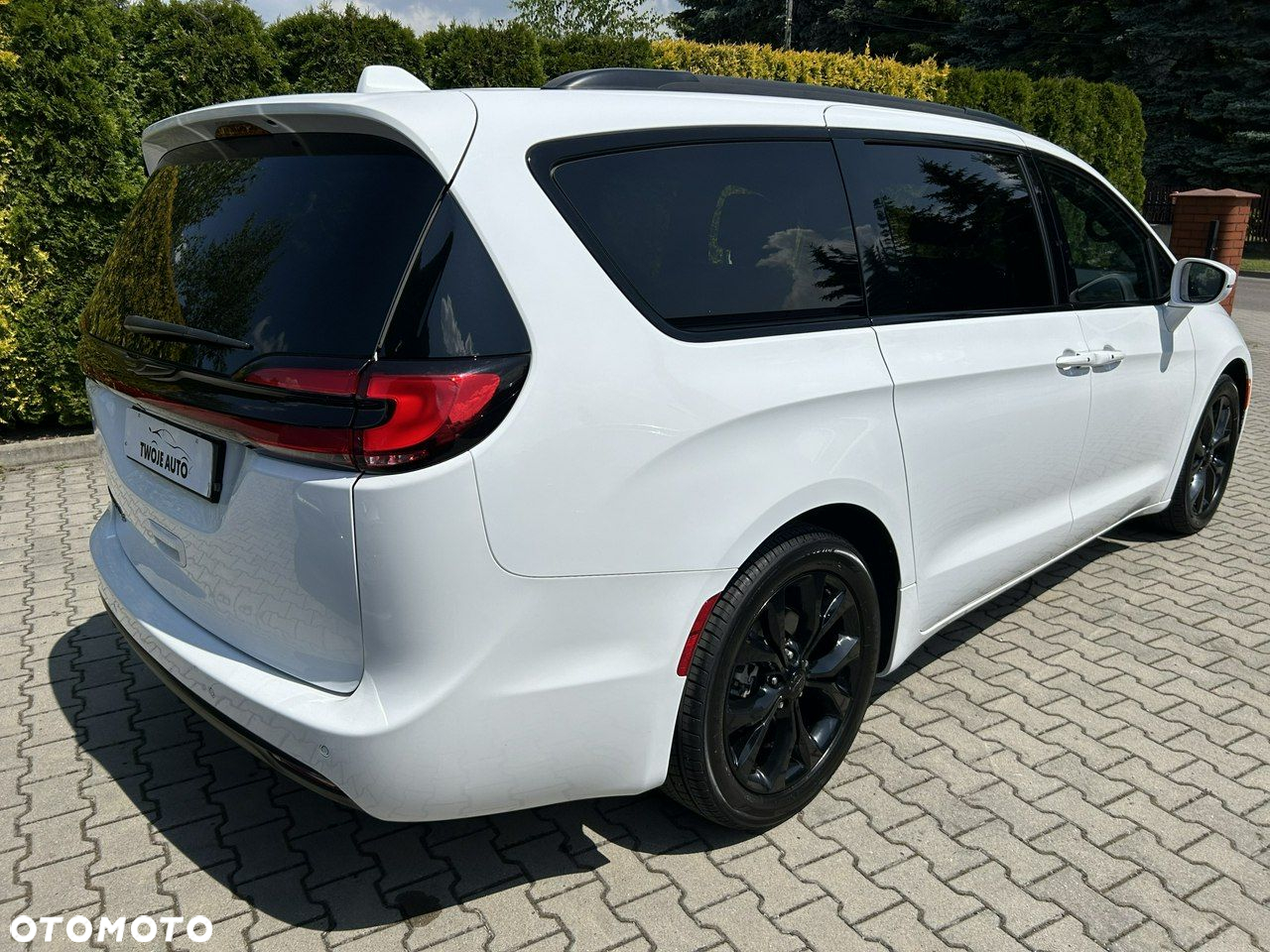 Chrysler Pacifica - 4