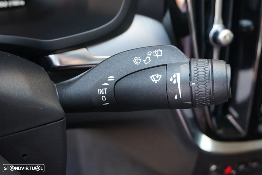 Volvo V60 2.0 B4 Momentum Core Geartronic - 31