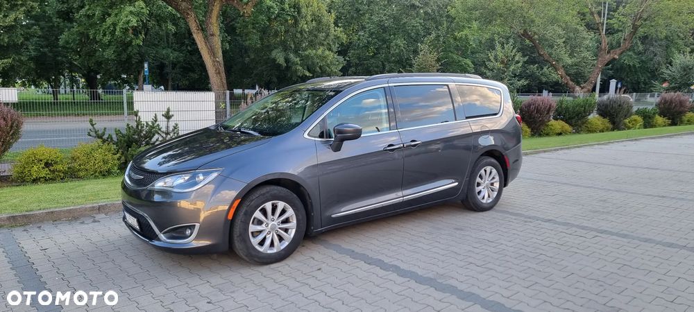 Chrysler Pacifica - 1