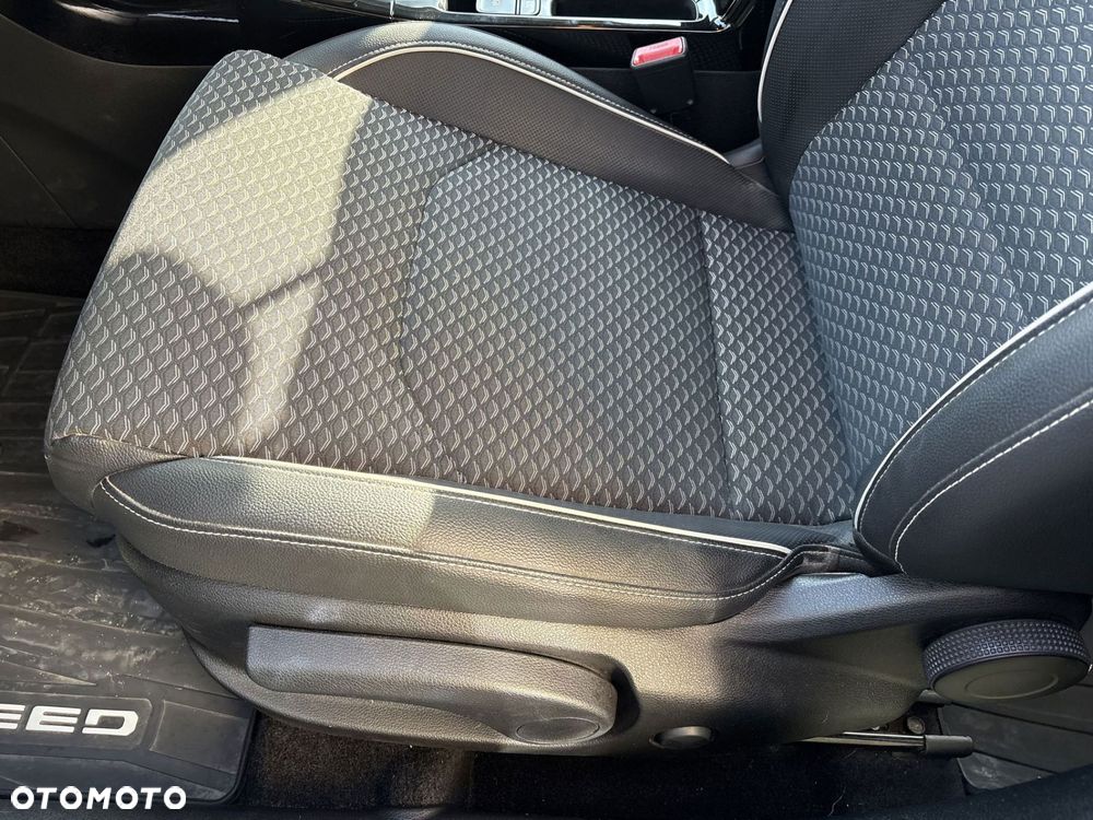 Kia Ceed - 12