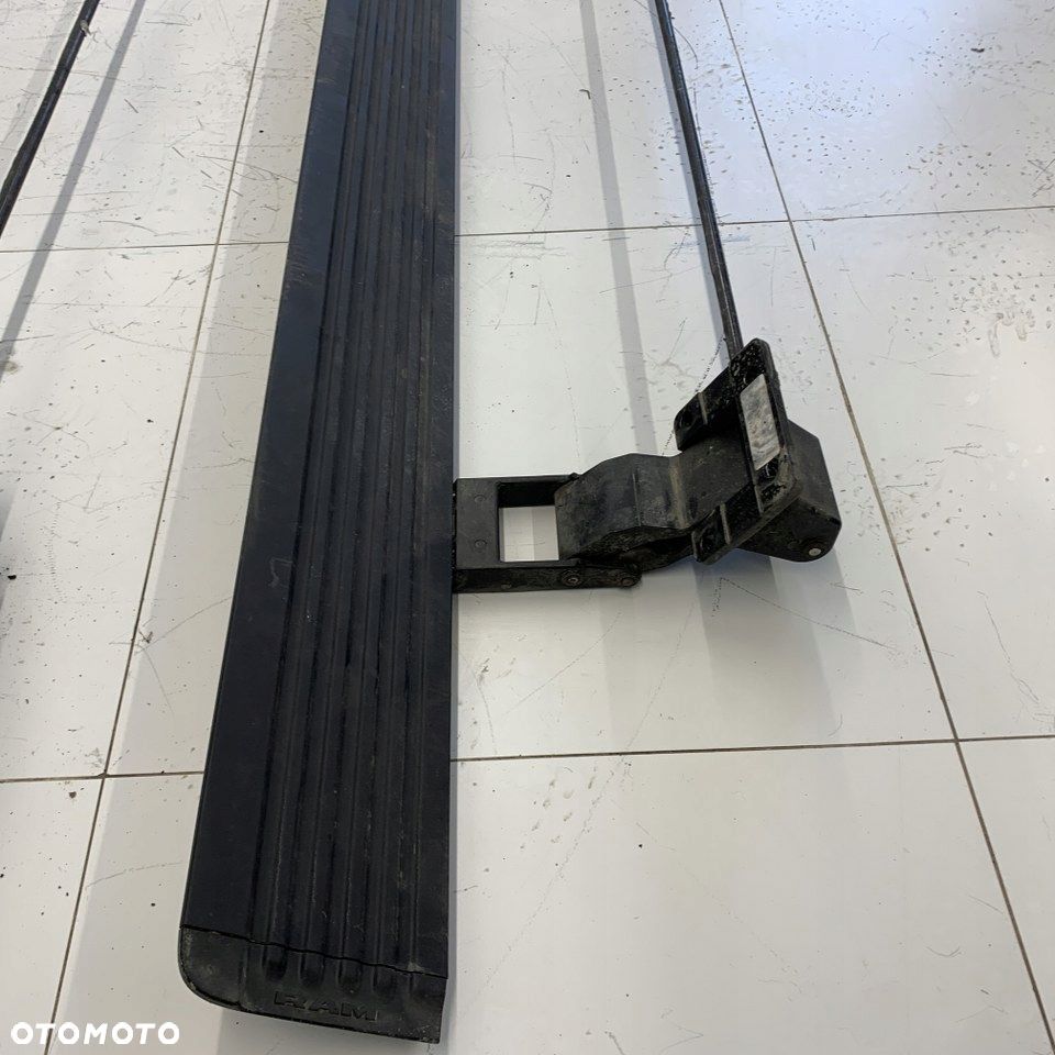 Próg prawy elektryczny wysuwan schodek stopień DODGE RAM V 1500 LIMITED 21r - 7