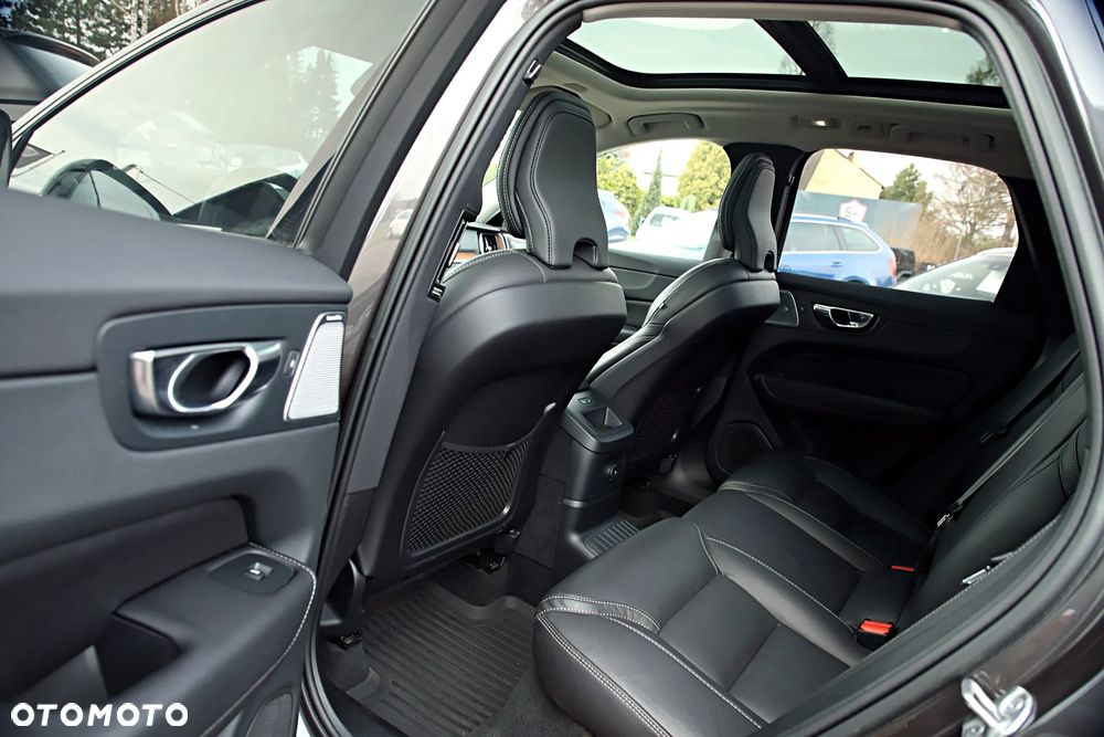 Volvo XC 60 T8 Plug-In Hybrid AWD Ultimate Dark - 19
