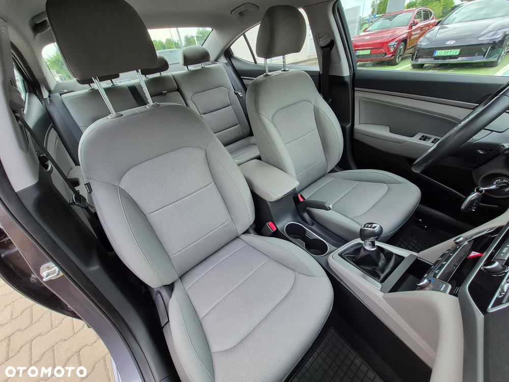 Hyundai Elantra 1.6 Comfort - 18
