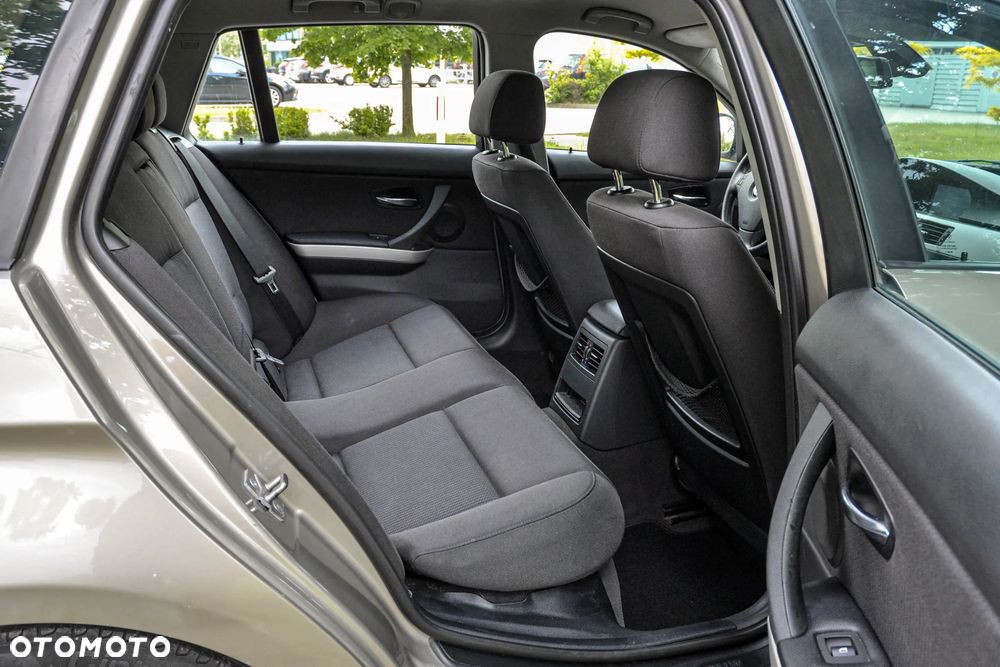 BMW Seria 3 320d DPF Efficient Dynamics Edition - 12