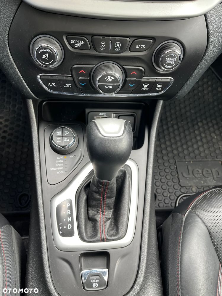 Jeep Cherokee - 35