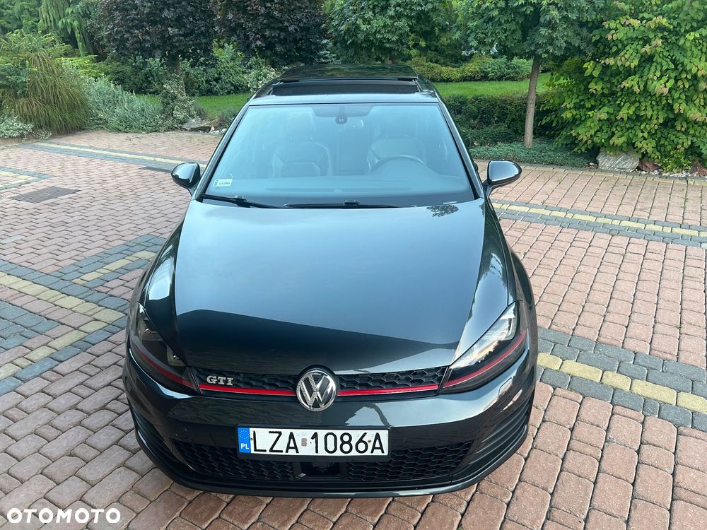 Volkswagen Golf - 1