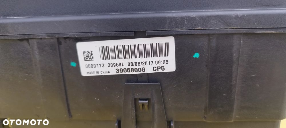 Opel Corsa E skrzynka bezpieczników kpl. 39068006 - 6