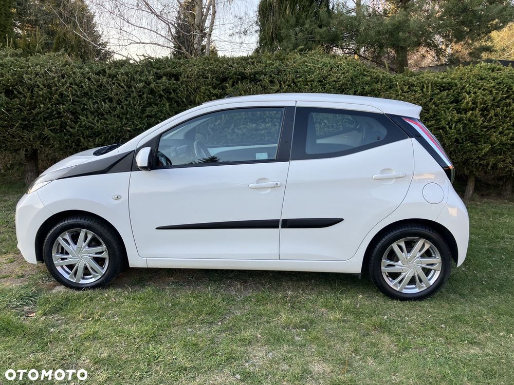 Toyota Aygo x-play touch - 1
