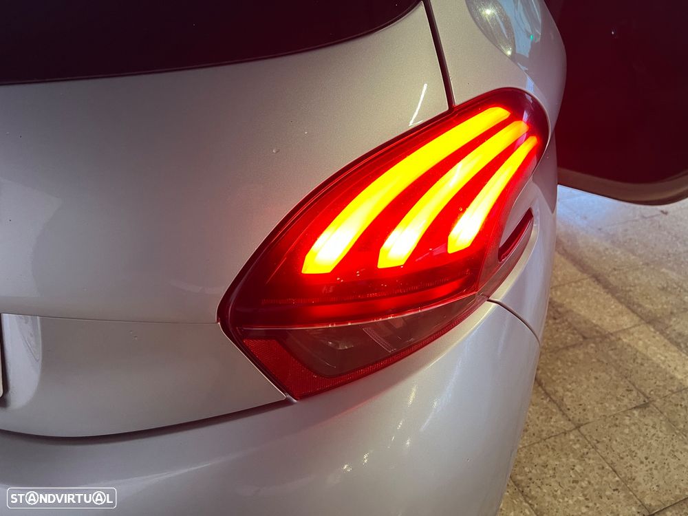 Peugeot 208 1.2 PureTech Style - 24