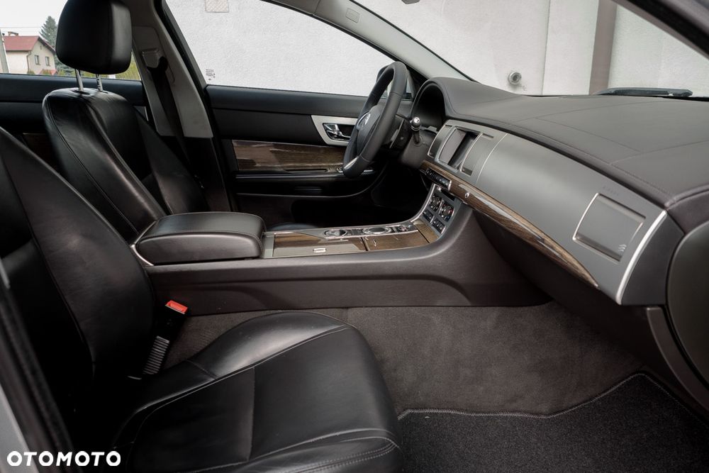 Jaguar XF 2.2 D Luxury - 30