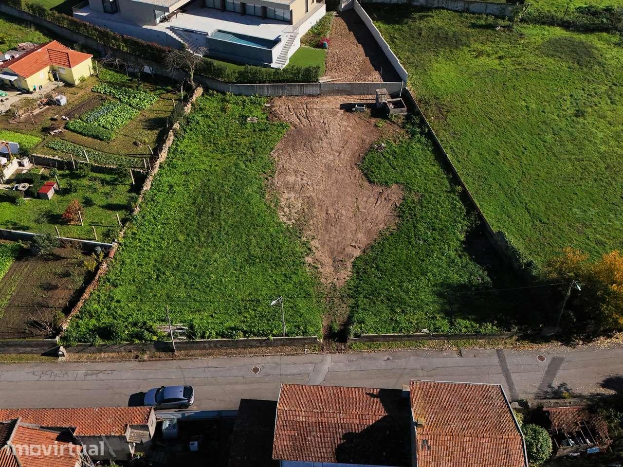 Terreno urbano de 794m² em Folgosa, Maia - Grande imagem: 3/5