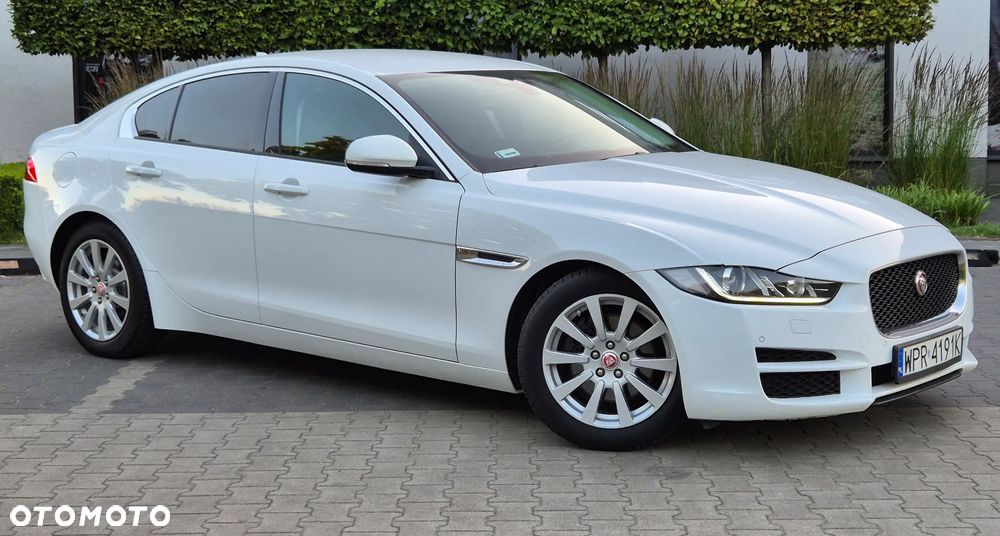 Jaguar XE 2.0 D R-Sport - 35