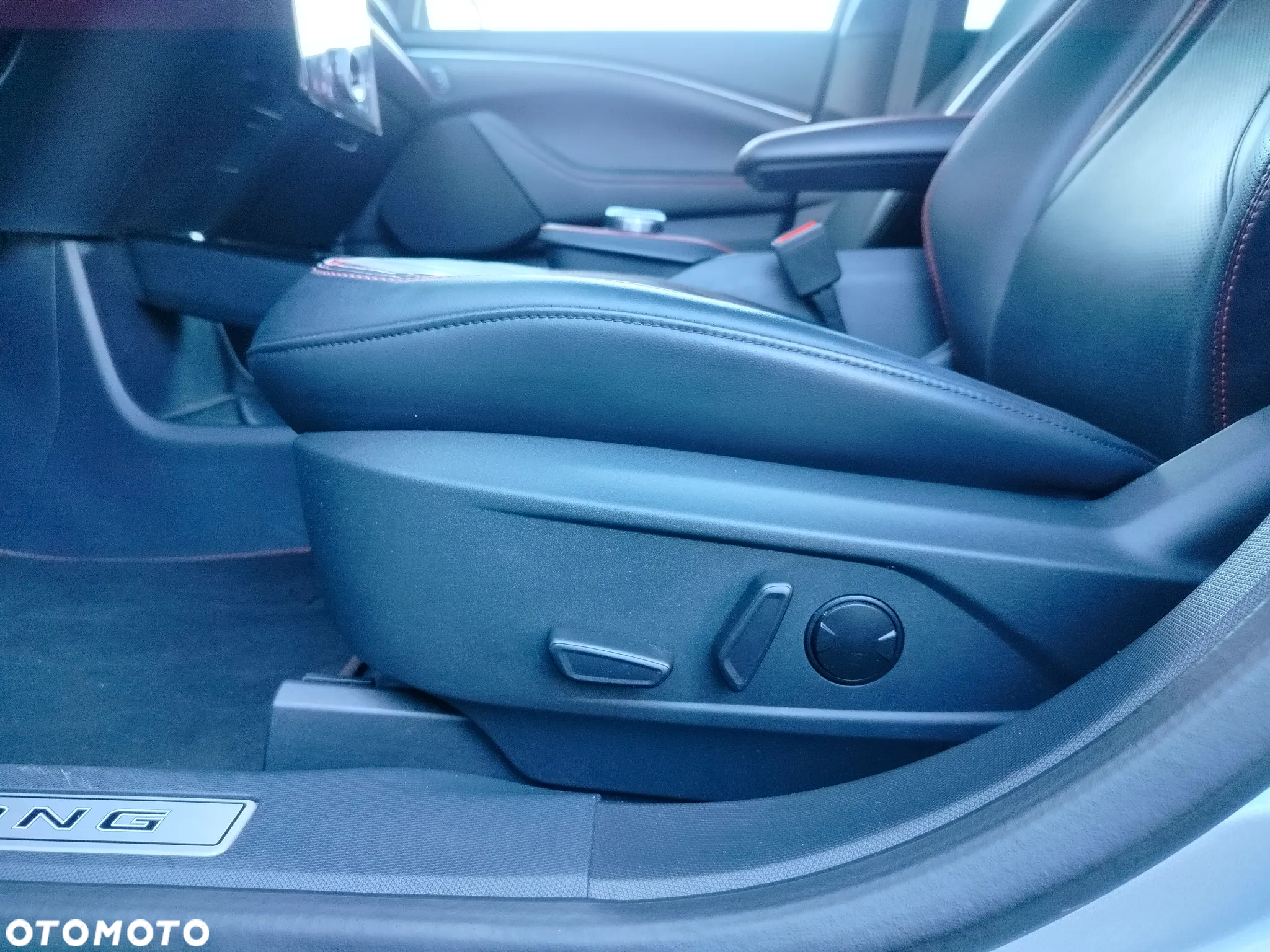 Ford Mustang Mach-E 75kWh AWD Premium - 35