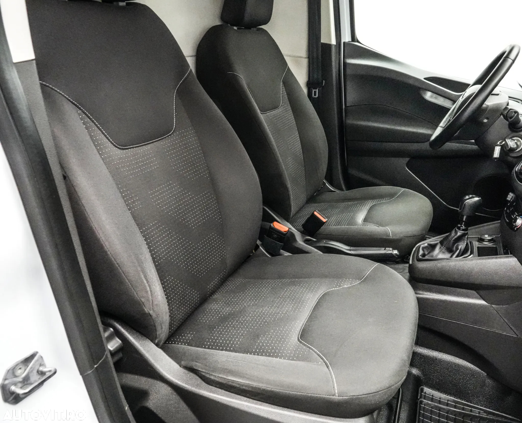 Ford Transit Courier - 14