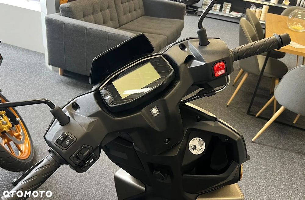 Suzuki Avenis - 8