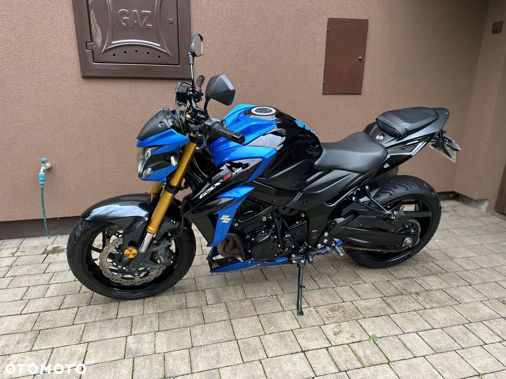 Suzuki GSX - 16