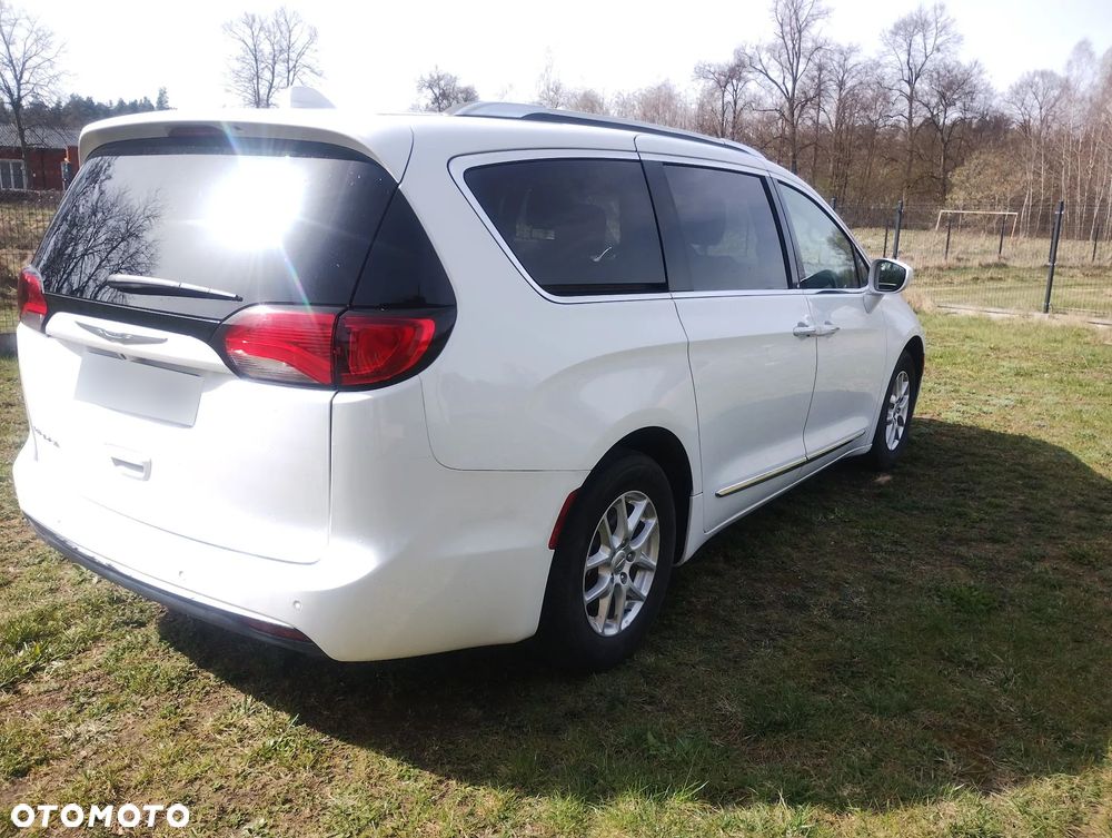 Chrysler Pacifica - 5