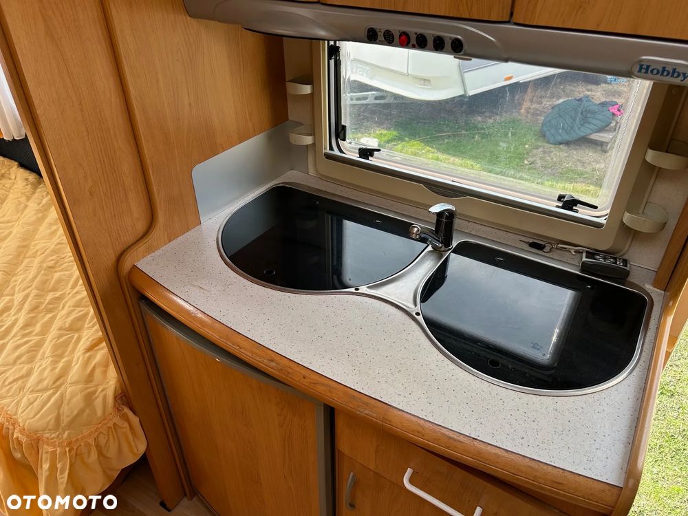 Hobby 495 zadbana z przedsionkiem i napędem - 12