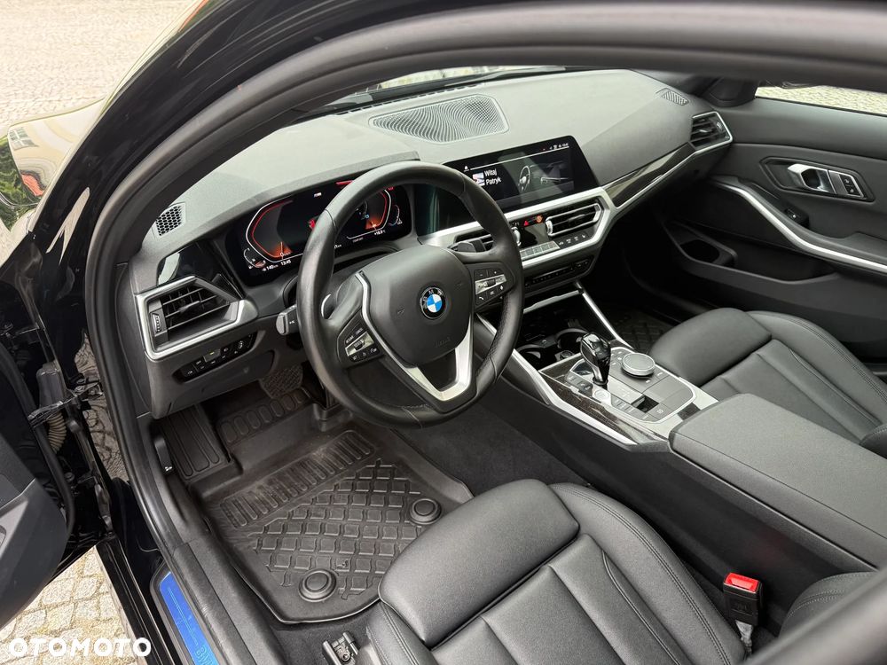BMW Seria 3 330i xDrive - 9