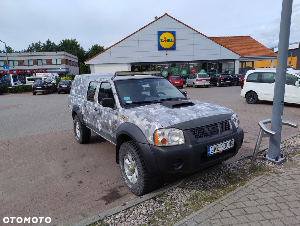 Nissan Pickup - 1