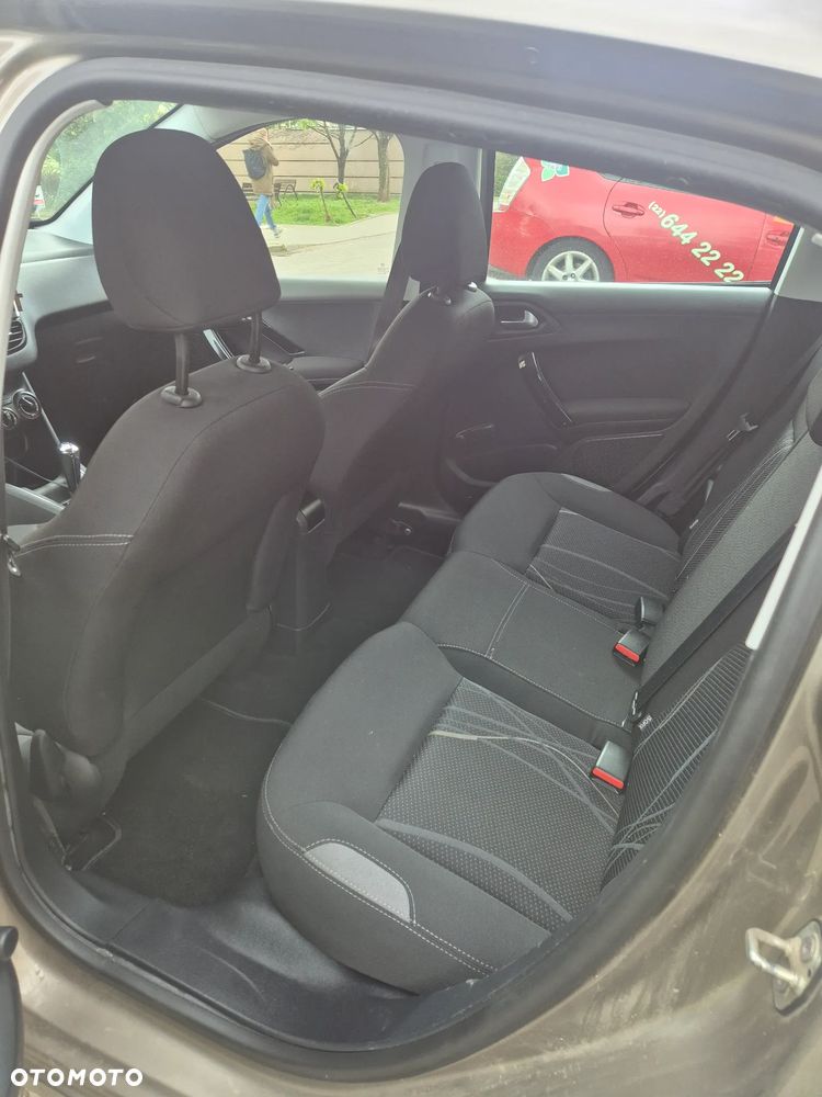 Peugeot 208 - 6