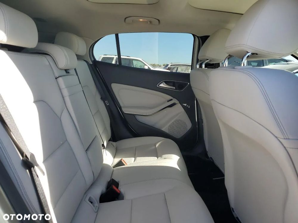 Mercedes-Benz GLA - 9