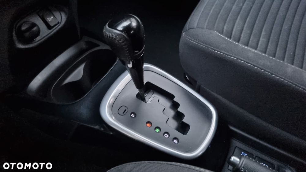 Toyota Yaris Hybrid 100 Selection Platinum - 15