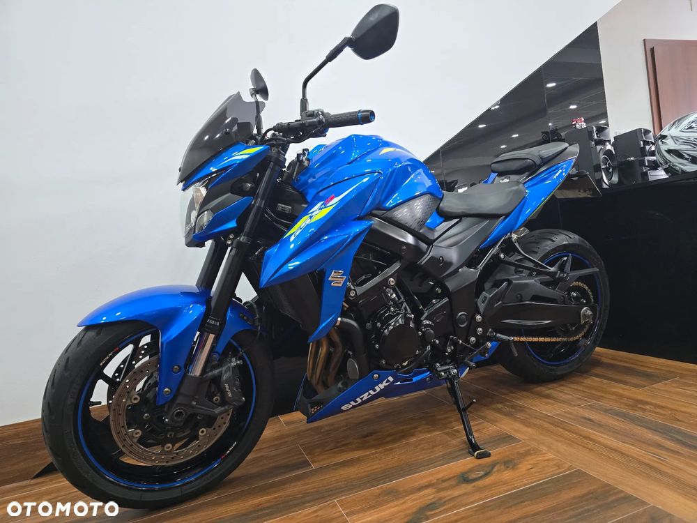 Suzuki GSX - 6