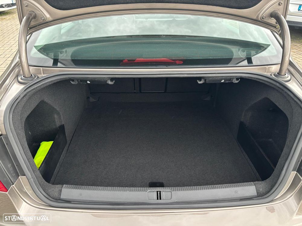 VW Passat 1.6 TDI DPF BlueMotion - 19