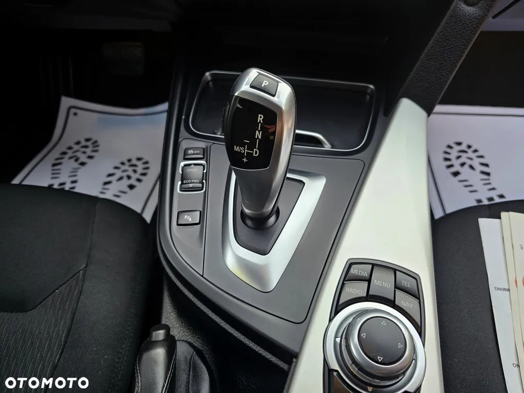 BMW Seria 3 318d Touring Sport Line - 37