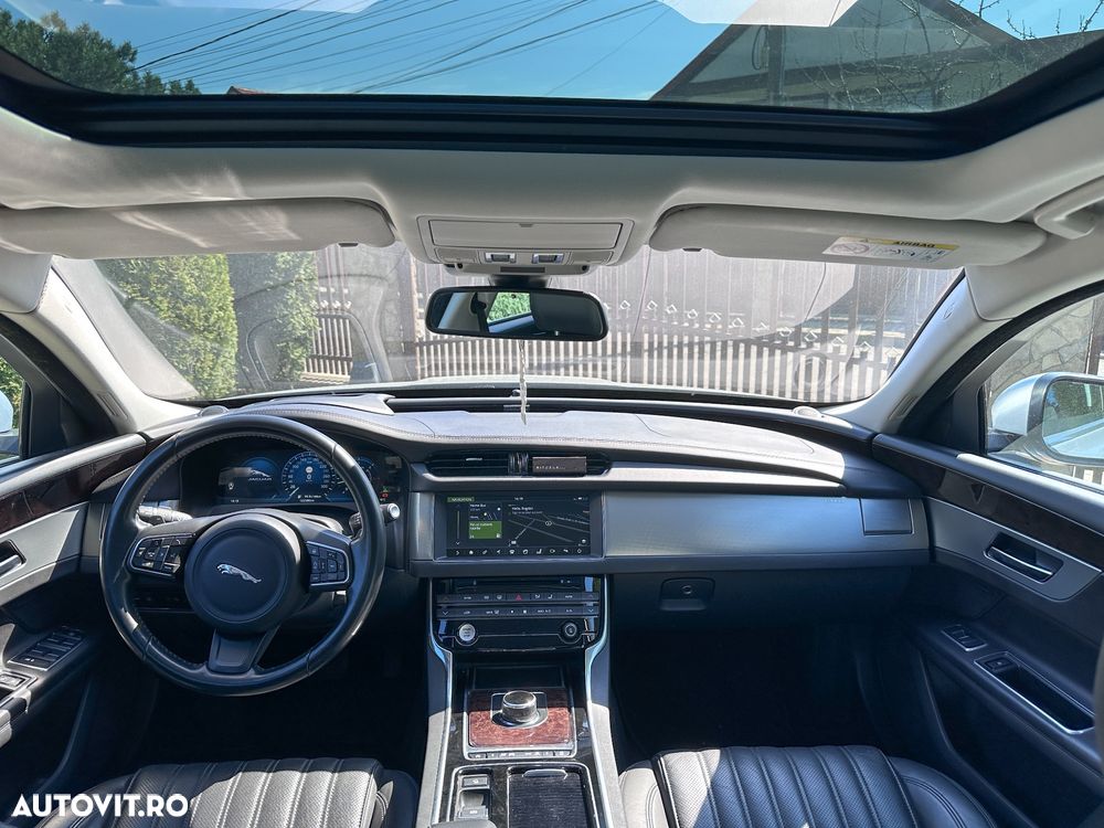 Jaguar XF 20d RWD Portfolio - 10