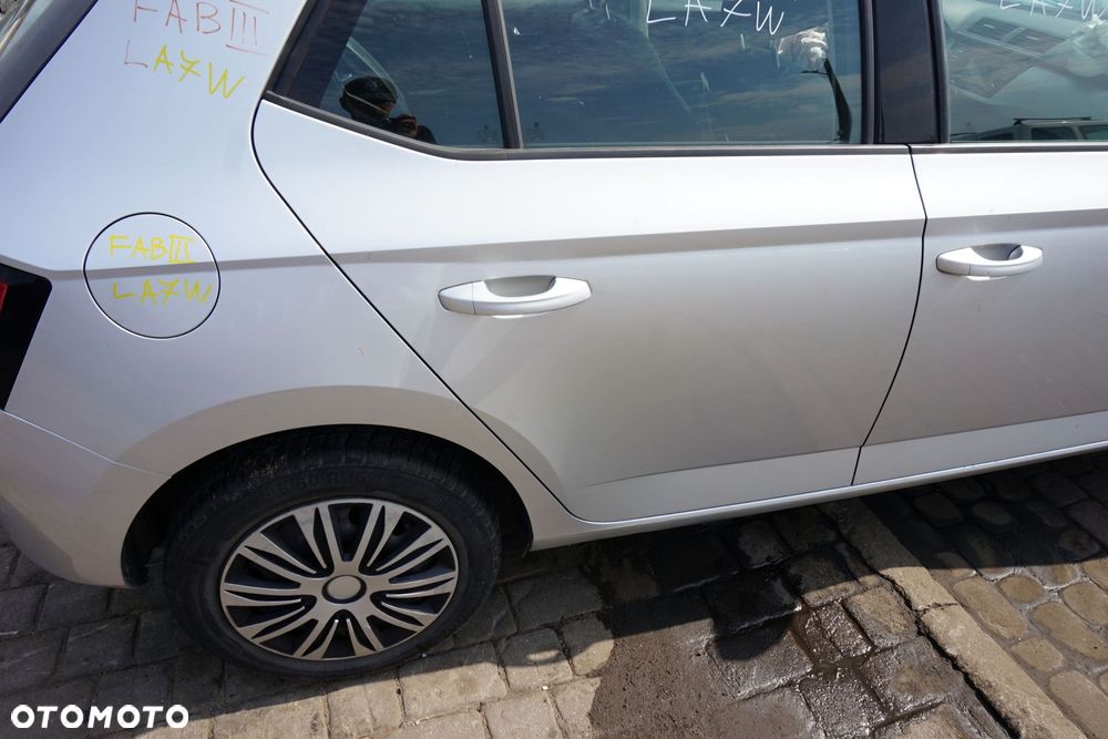 DRZWI TYLNE PRAWE FABIA III NJ3 5D HB LA7W  SREBRNY SKODA 2014-2018 - 2