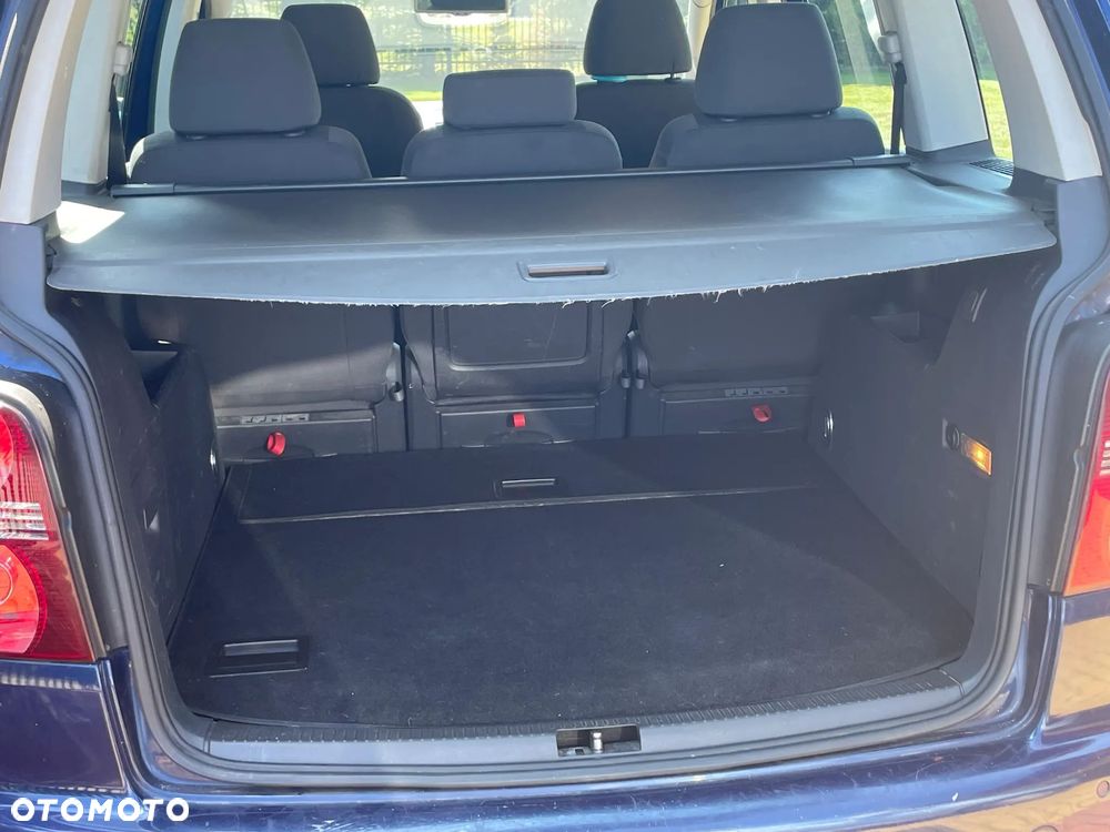 Volkswagen Touran - 11