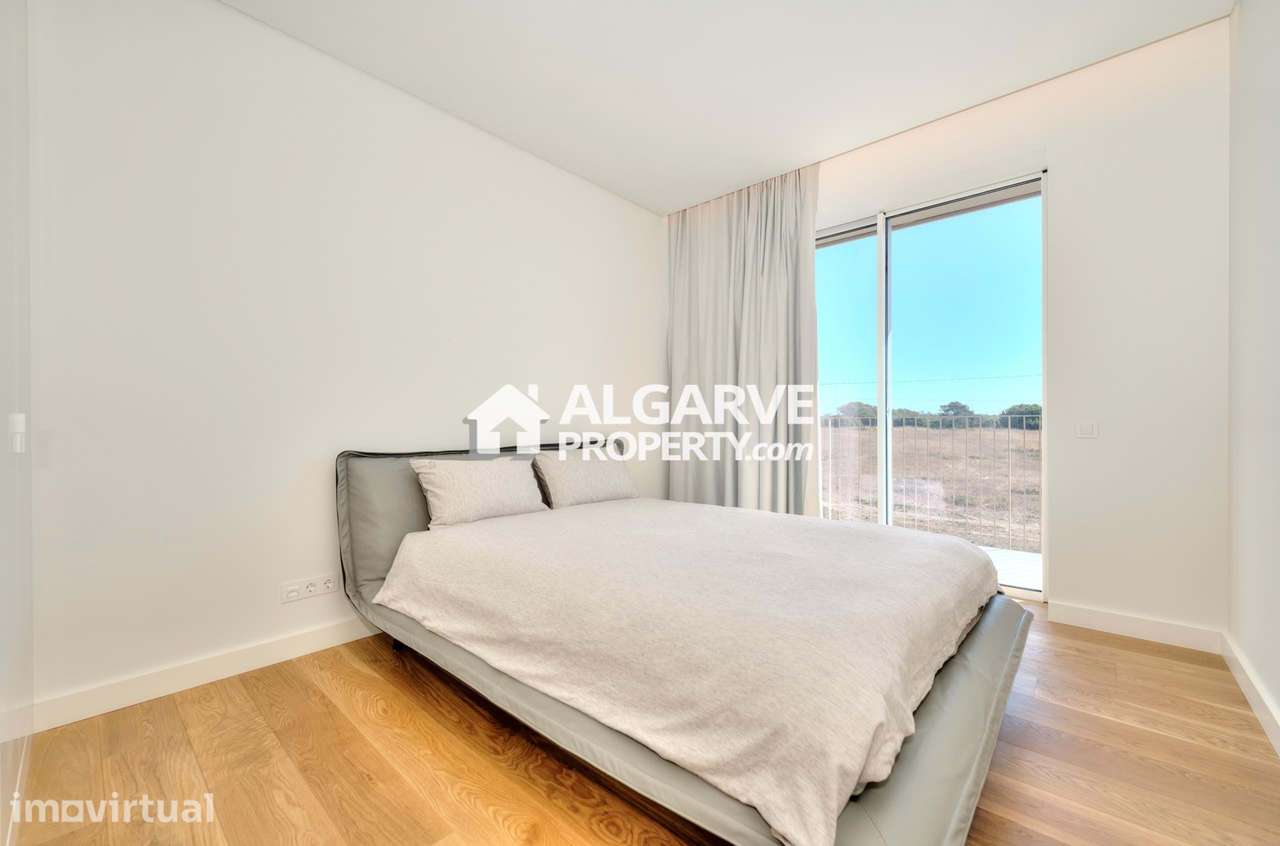 Luxuoso apartamento T2 novo em frente à Praia de Quarteira, Algarve - Grande imagem: 4/28
