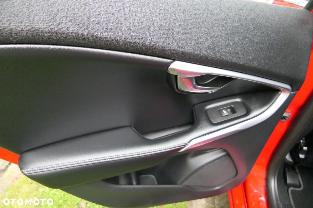 Volvo V40 D2 Drive-E R-Design Momentum - 30