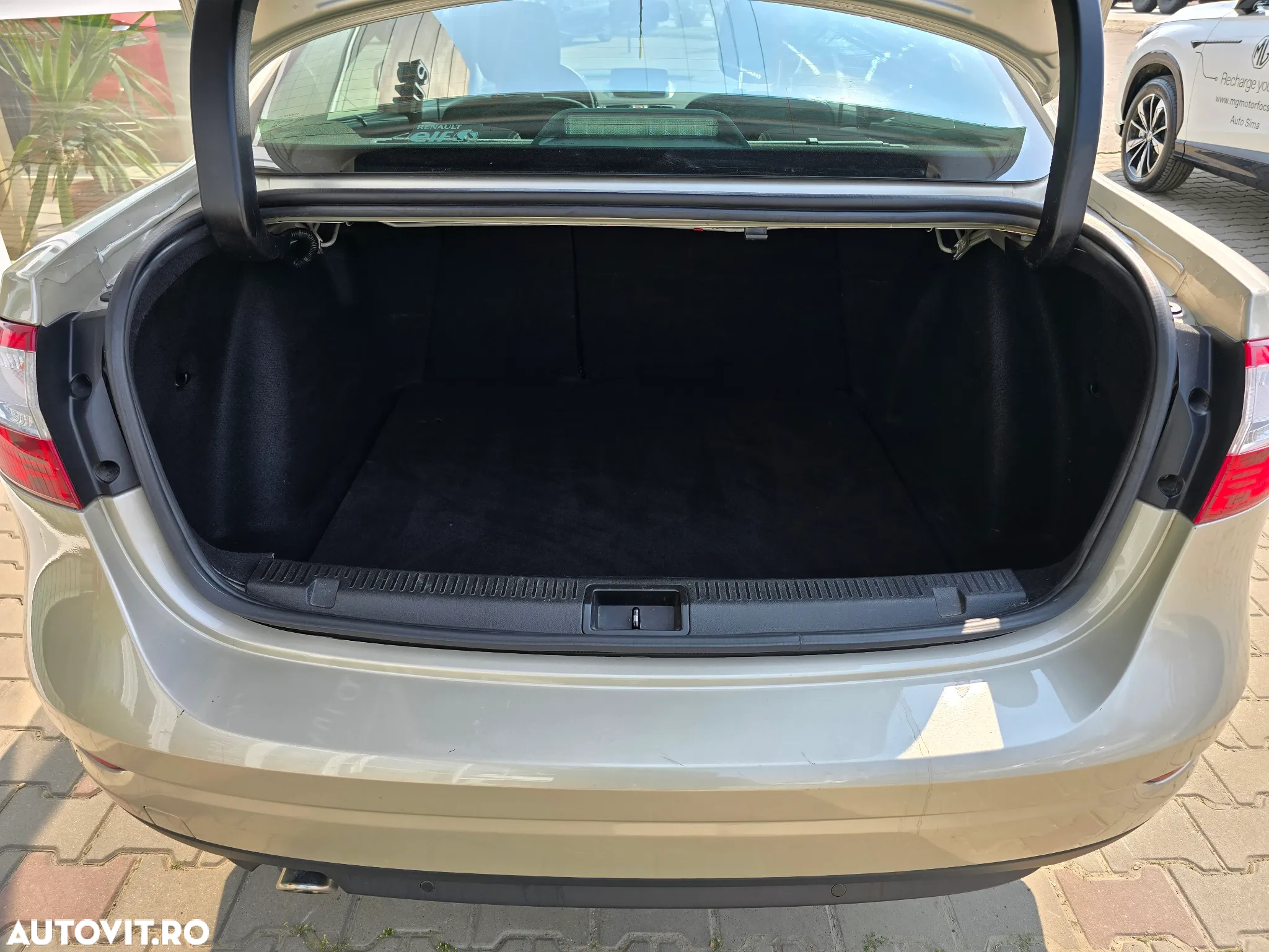 Renault Fluence 1.6 16V 110 Dynamique - 13