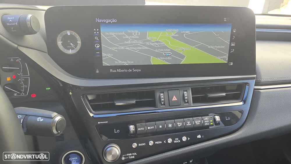 Lexus ES 300h Special Edition - 32