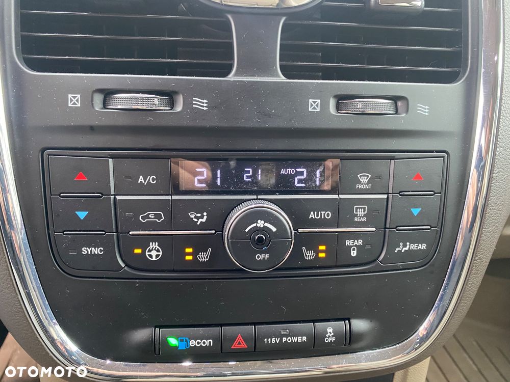 Chrysler Town & Country - 14