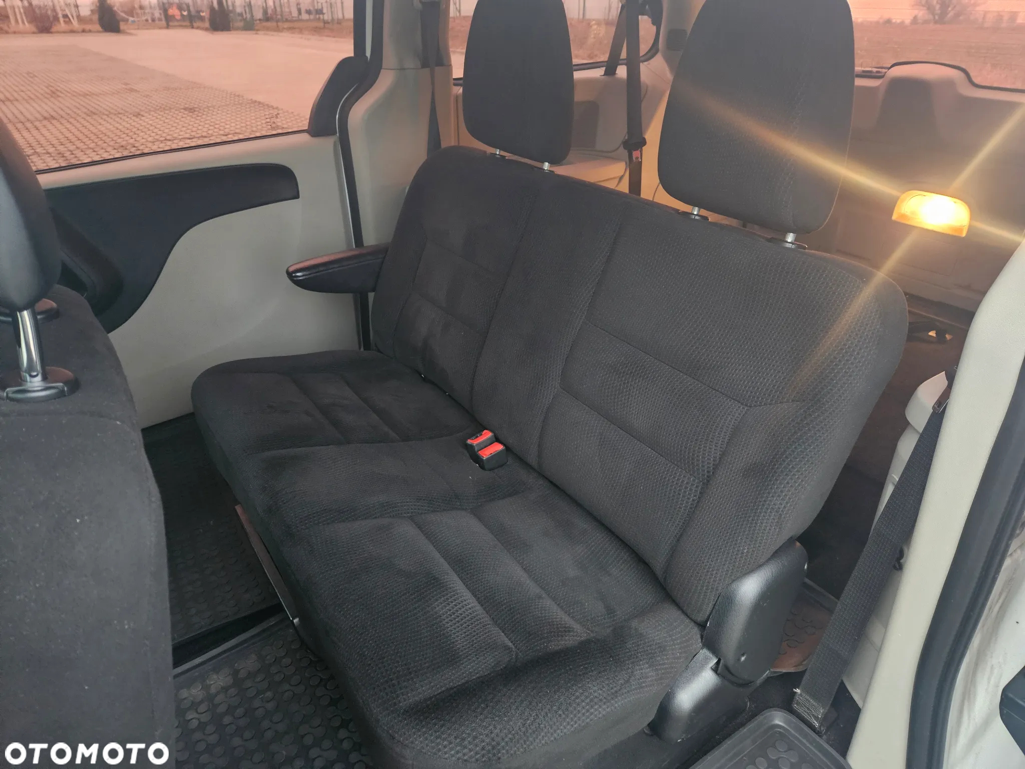 Dodge Grand Caravan - 11