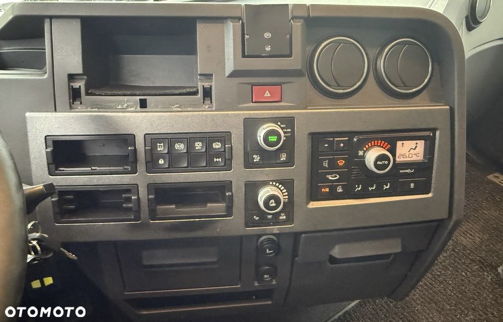 Renault T520 GLOB XXL AUTOMAT SPOJLERY KLIMA WEBASTO 2xALUTANK LODÓWKA ACC MOTOR:13L EURO 6 2016r LOW DECK MEGA ŁADNA - 10