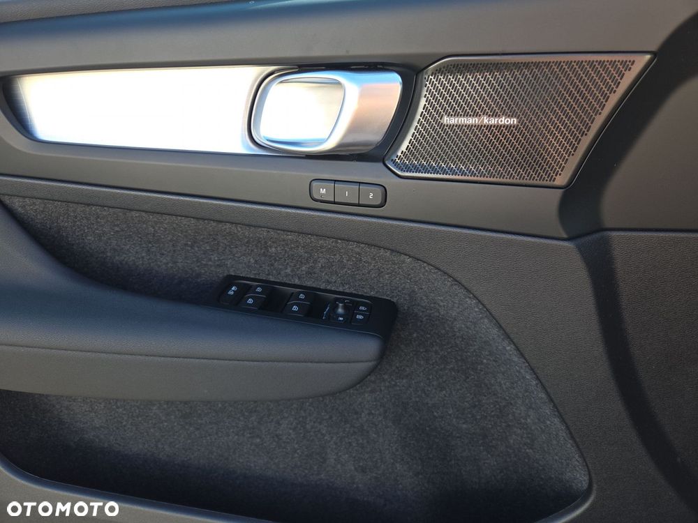 Volvo XC 40 B4 Plus Dark - 25