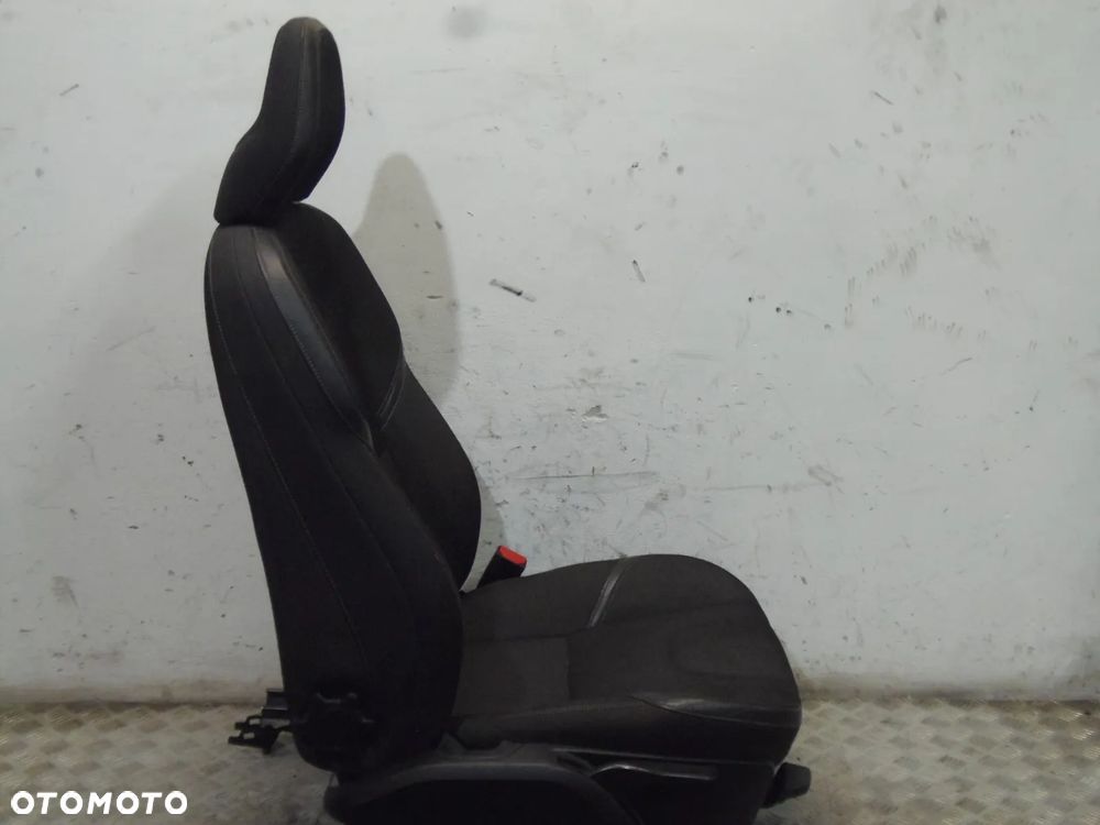 FOTEL PRAWY PRZÓD VOLVO V40 D3 - 1