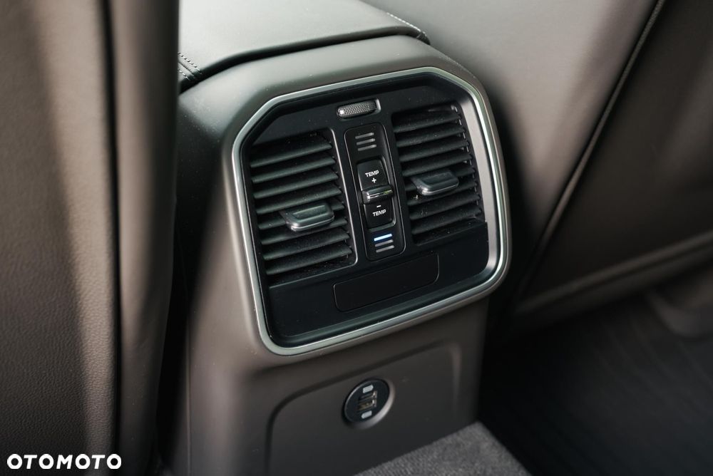 Porsche Macan Turbo - 35