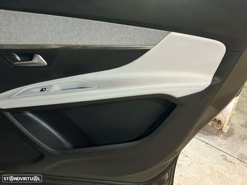 Peugeot 5008 1.2 PureTech Allure EAT8 - 24