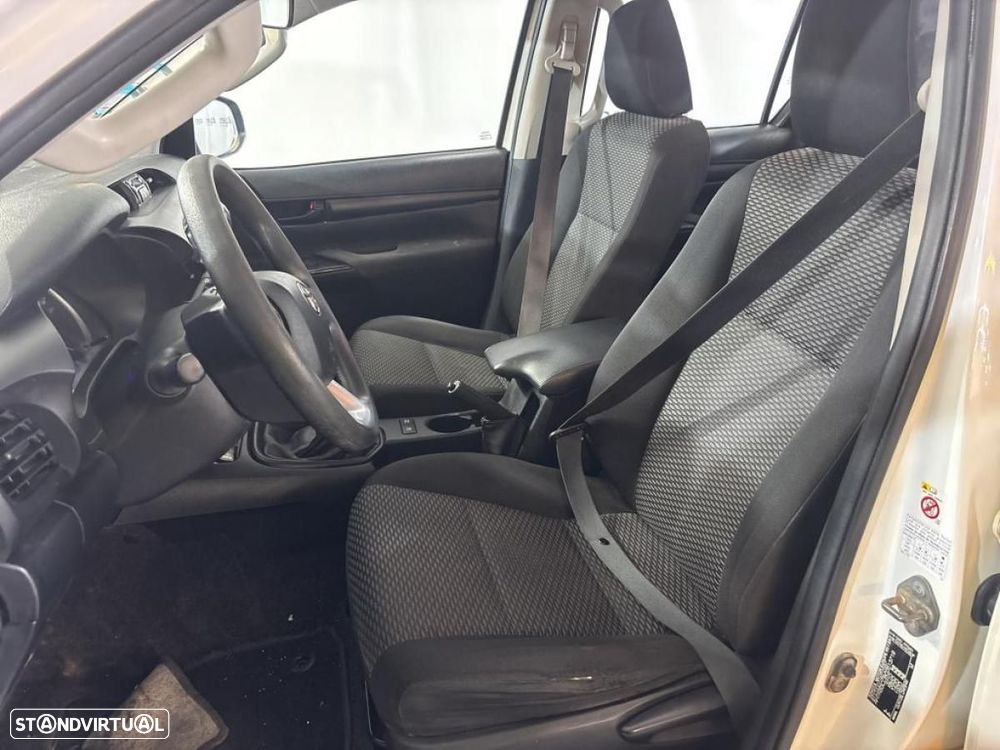 Toyota Hilux 2.4 D-4D 4WD CD CM c/IVA - 6