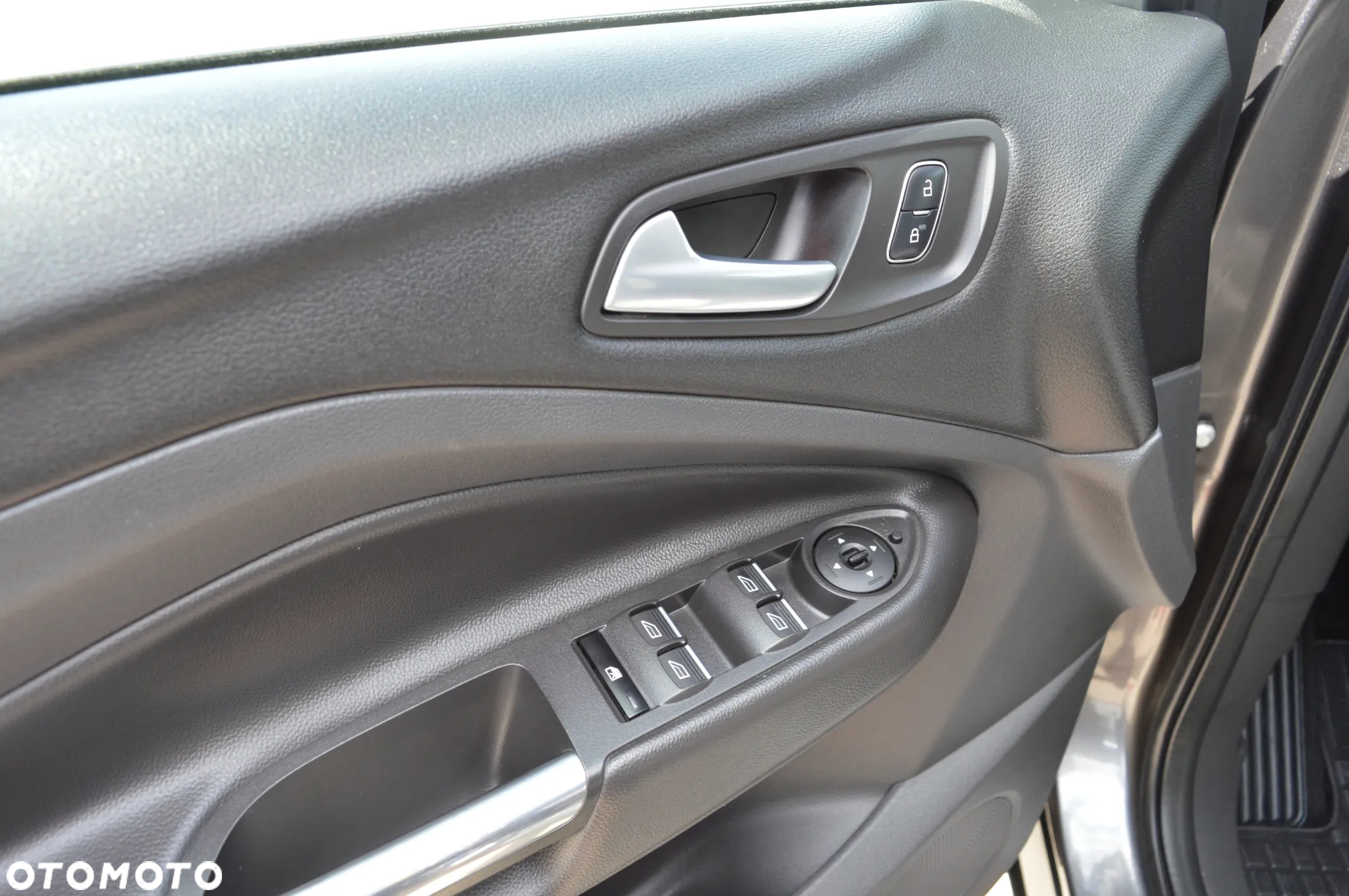 Ford Kuga 2.0 TDCi 2x4 Titanium - 18