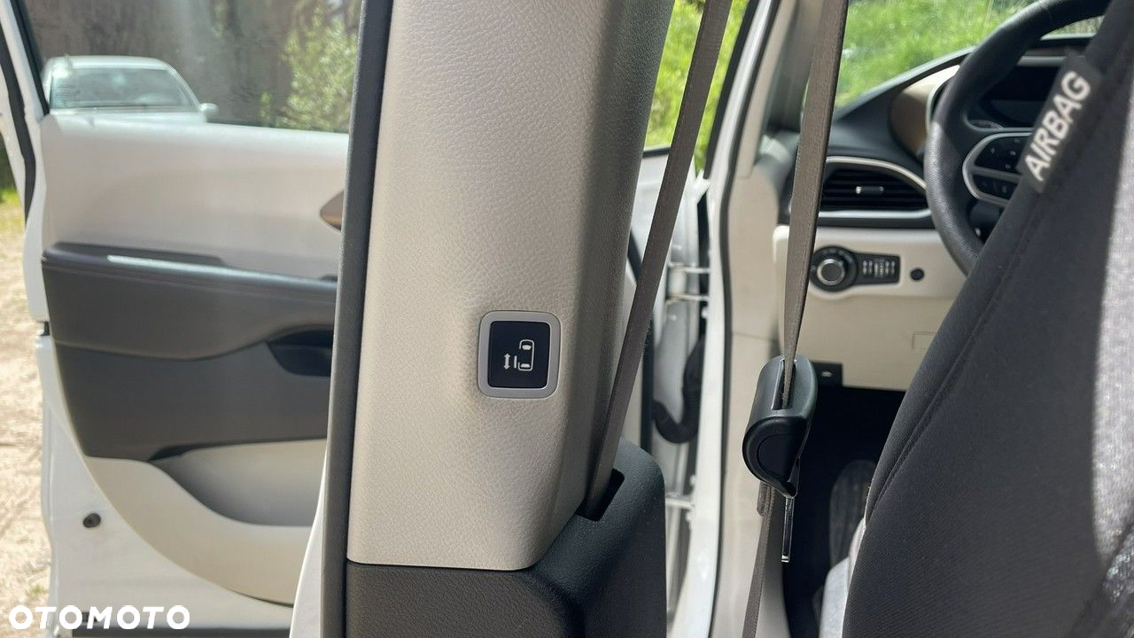 Chrysler Pacifica - 12
