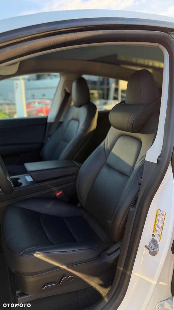 Tesla Model Y Long Range AWD - 14