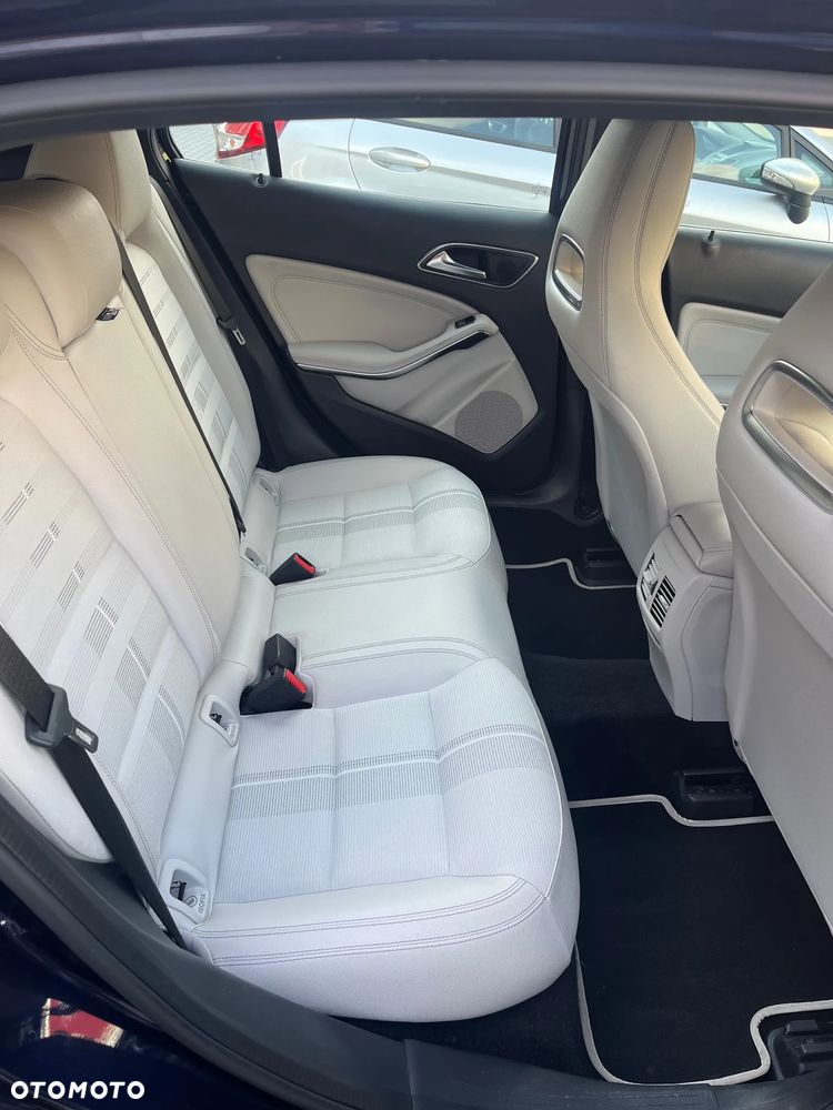 Mercedes-Benz GLA 200 7G-DCT - 15