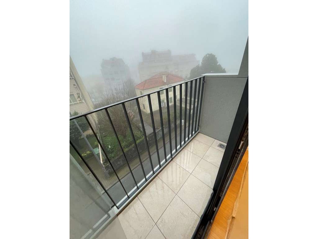 Apartamento T2 com varanda e lugar de Garagem em Vila Nova de Gaia - Grande imagem: 2/25